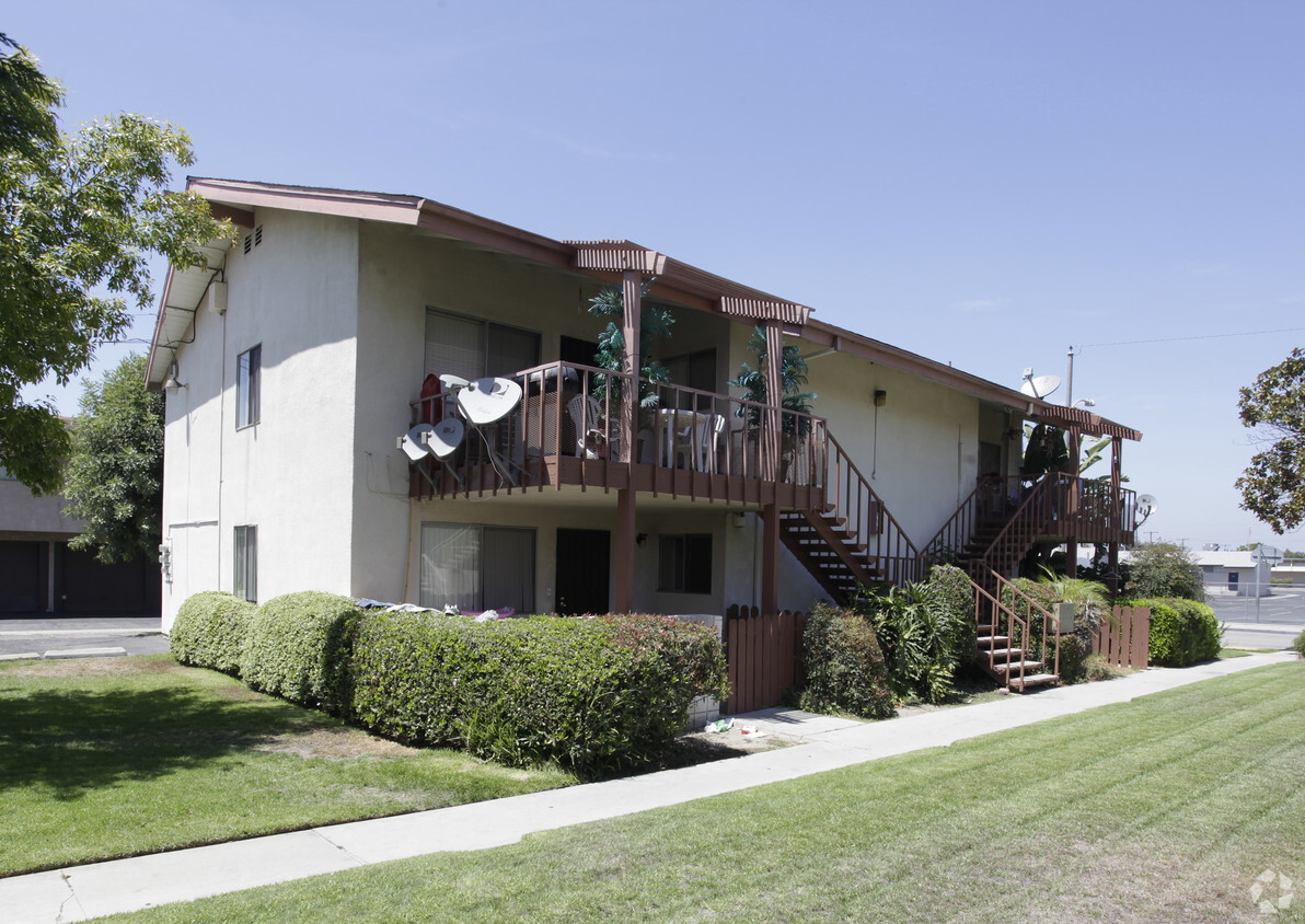 Building Photo - 2364 W Greenacre Ave