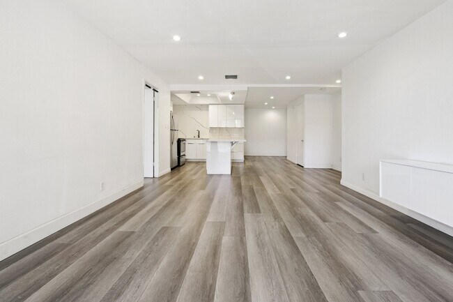 Foto del edificio - 321 S San Vicente Blvd