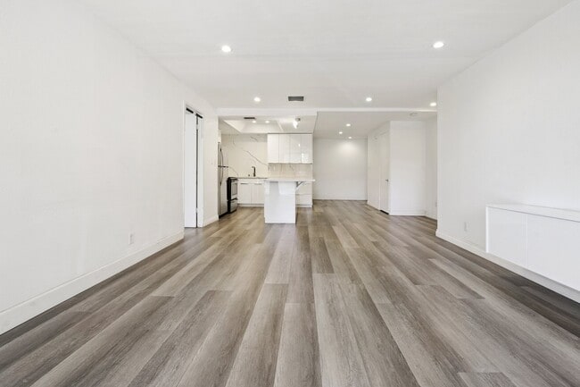 Building Photo - 321 S San Vicente Blvd