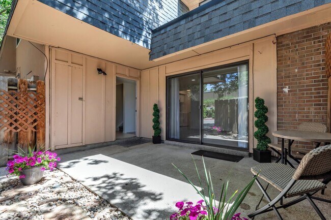 Foto del edificio - 7995 E Mississippi Ave