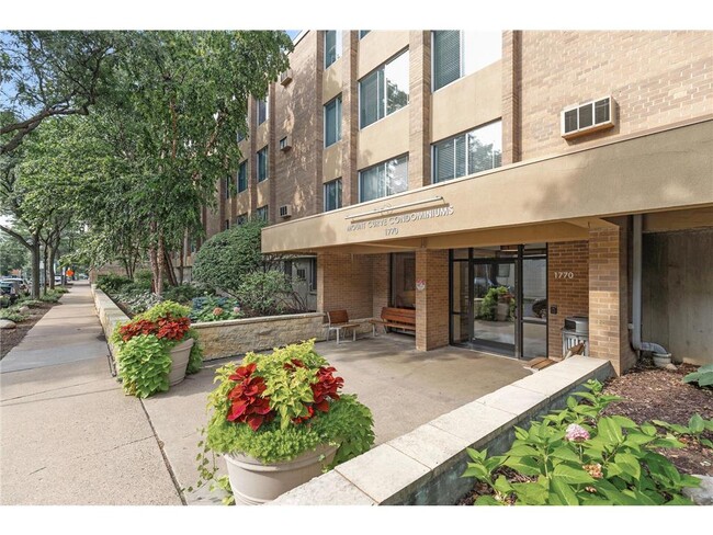 Foto del edificio - 1770 Bryant Ave S