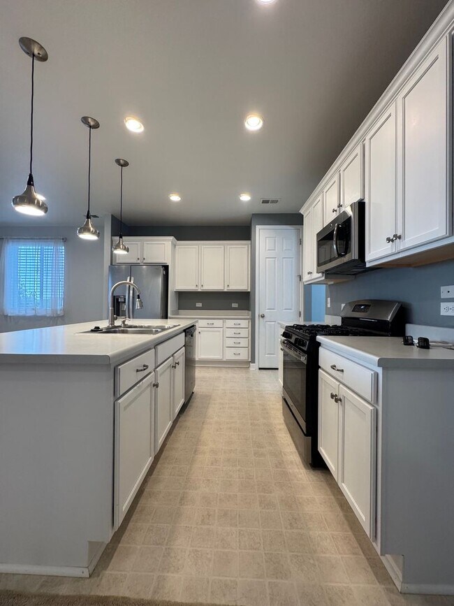 Building Photo - Wonderful Newer Home North Windsor