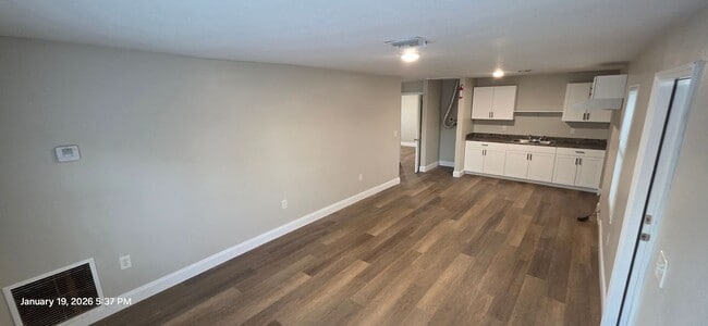 Building Photo - 603 27th Ave W