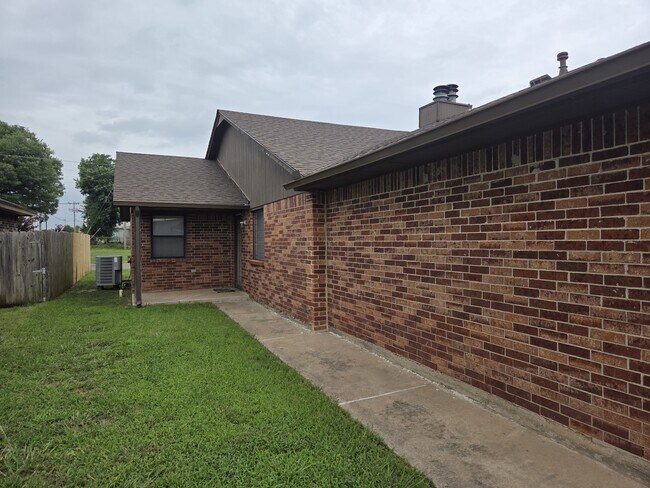 Building Photo - 507 Peppertree Ln