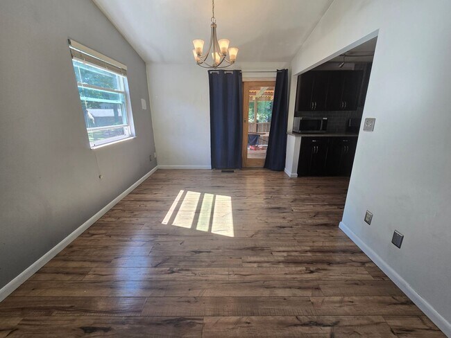Building Photo - AVAILABLE NOW! Adorable 3 Bedroom Split Entry Home - Monroeville PA