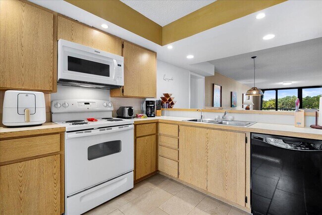 Foto del edificio - 2421 Village Blvd
