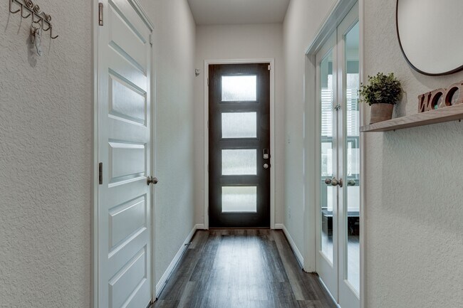 Building Photo - Bright 3-Bed Home with Pool Access, Fenced Yard, and Garage in Saint Hedwig