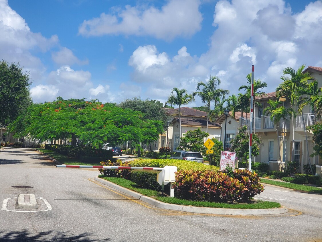 Foto principal - 615 NW 24th Ave