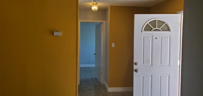 Building Photo - 5859 Sun Farm