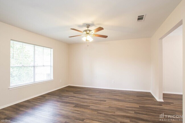 Foto del edificio - 8610 Pine Shores Dr