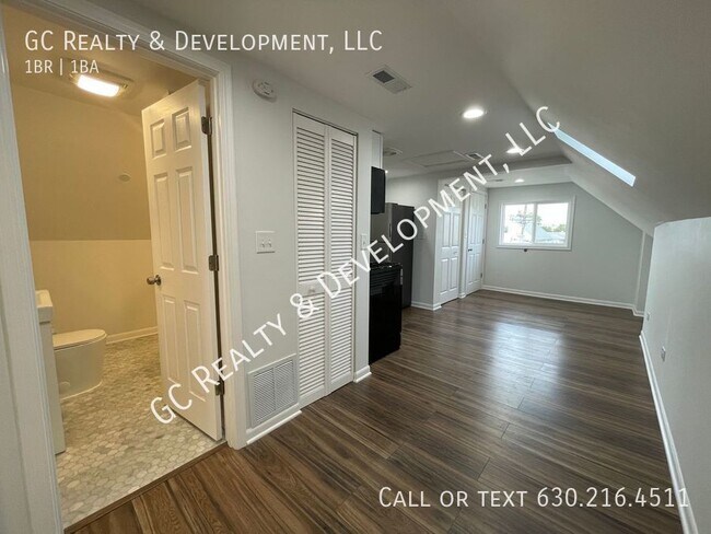 Foto del edificio - *** STUNNING 1 BDRM / 1 BTH / QUARTZ / STA...