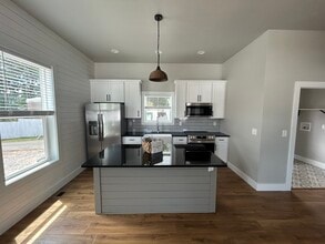 Building Photo - 211 Auttie Cir