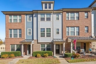 Building Photo - 405 Village Commons Ln
