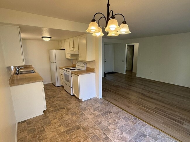 Main living area - 9127 Meridian Pl NE