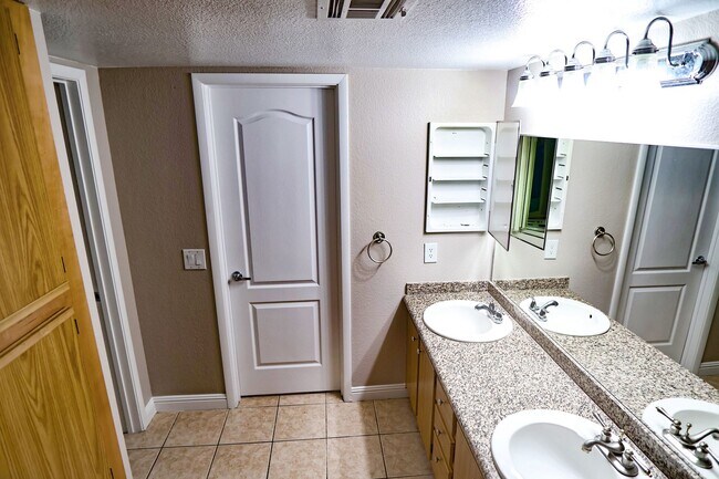 Foto del edificio - Great Upper Condo at Tuscan Villas, Hacienda and Decatur