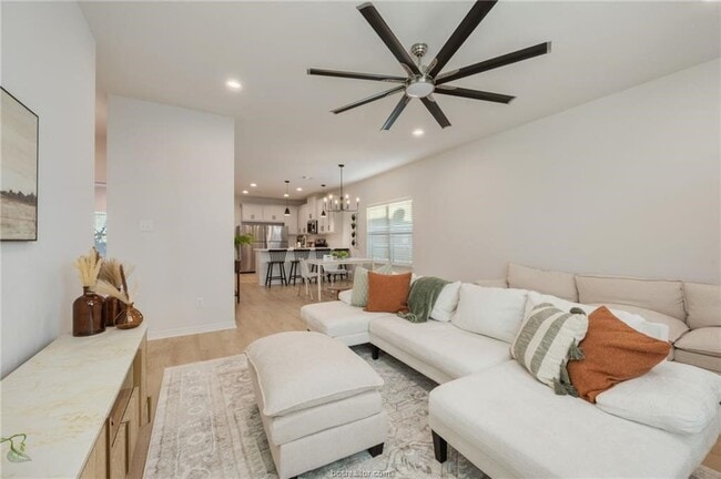 Building Photo - 264 Richards St