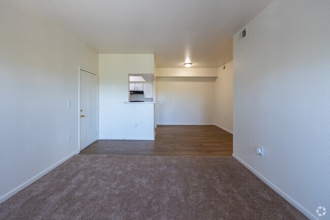 3 habitaciones, 2 baños - 1107 pies cuadrados - Sala de estar - Village Crest