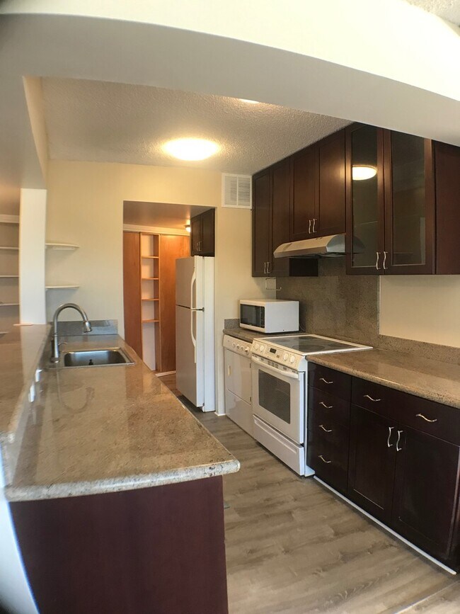 Building Photo - Royal Vista- Renovated 2 Bedroom, 2 Bathro...