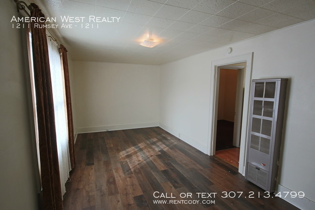 Building Photo - Cozy apartment super close to downtown!!