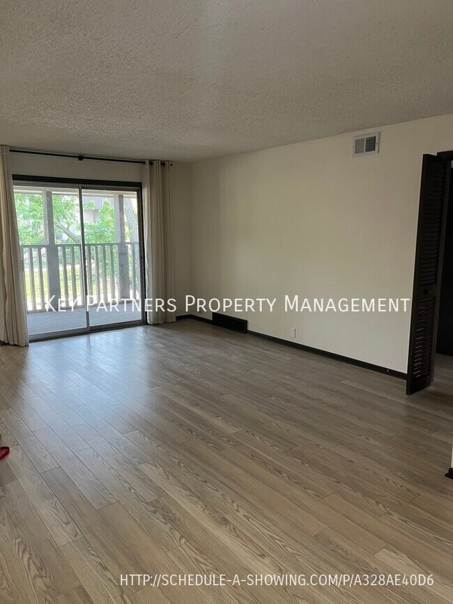 Building Photo - 410 W 104th C - Cute Condo!