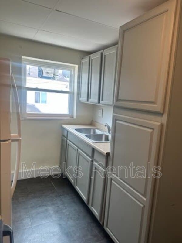 Building Photo - 405 29th St W