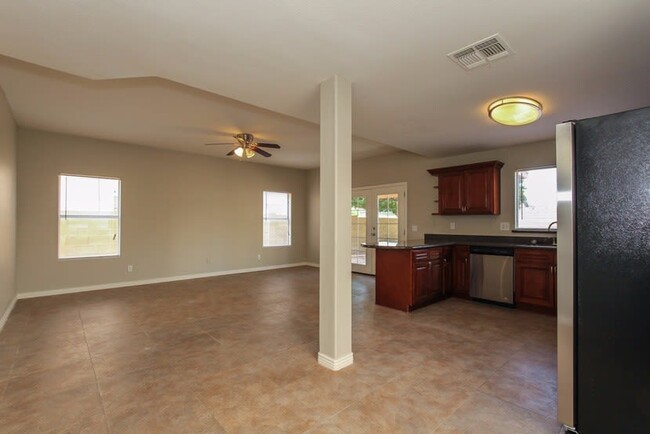 Building Photo - 7630 W Cinnabar Ave