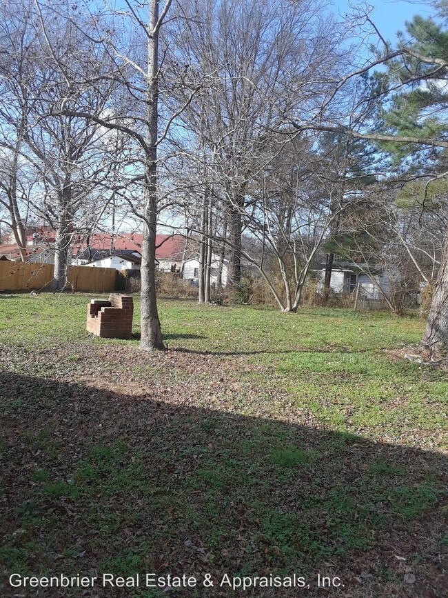 Foto del edificio - 3 br, 1.5 bath Apartment - 5802 Dunkirk St. B