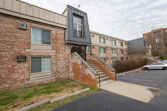 Foto del edificio - 506-508 Riddle Rd