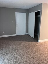 Building Photo - 14 Village Green Ln