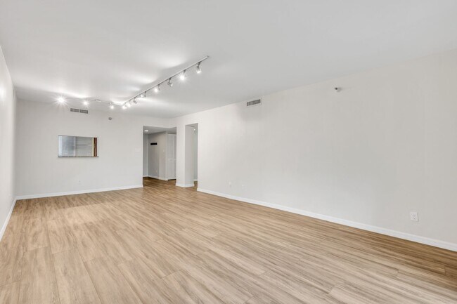 Foto del edificio - Updated 2-Bedroom Condo Near the Riverwalk