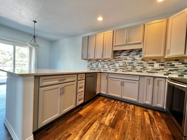 Building Photo - 3 Bed, 3 Bath Townhome in Fort Collins!