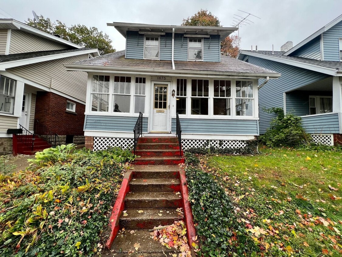 Primary Photo - Spacious super clean 3 BR home close to Ba...