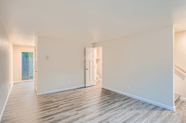 Living room - 129 NE Thompson St