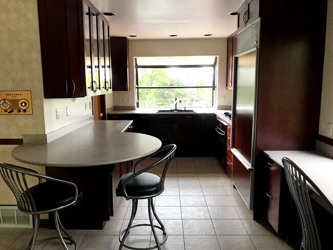 Foto del edificio - SW PDX Spacious Mid-Century Home Located i...