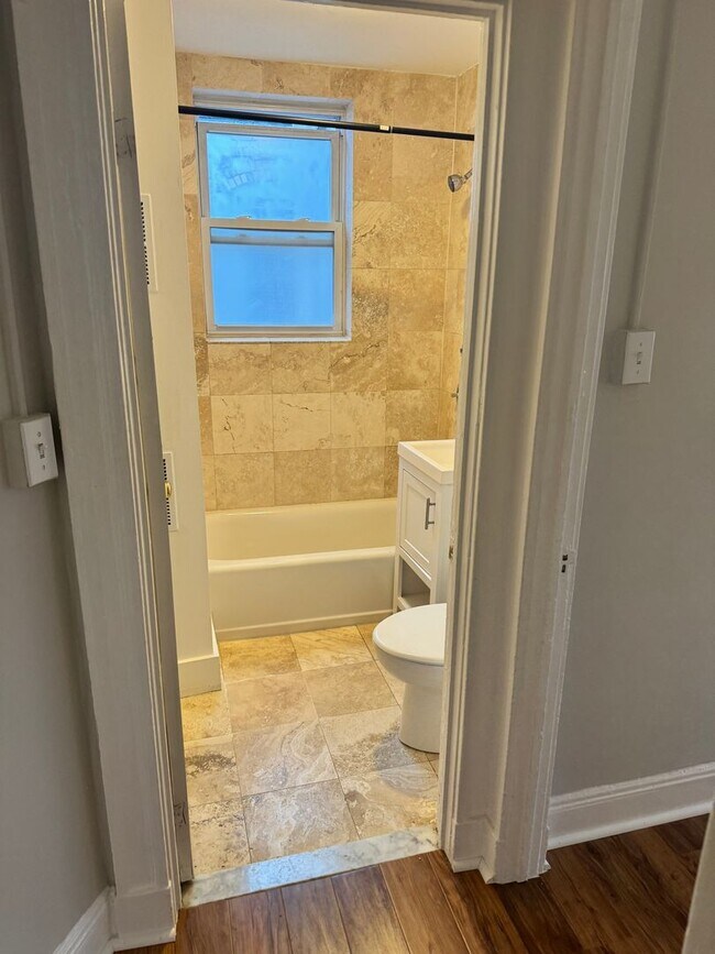 Building Photo - North End 3bed / 1bath available January 2026