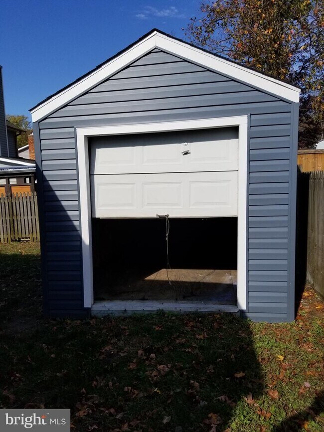 Building Photo - 1625 Shore Dr