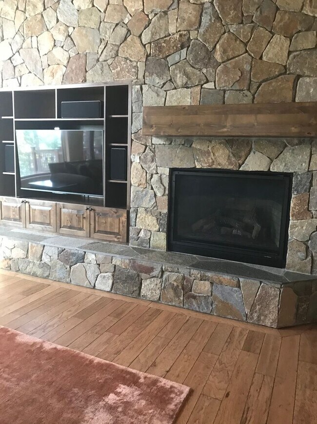 Building Photo - 910 Tyner Way