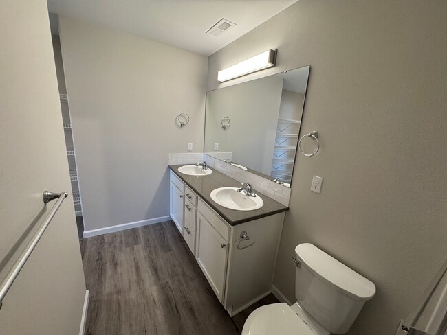 Foto del edificio - Brand New 3 Bed / 2.5 Bath Duplex! $250 Am...