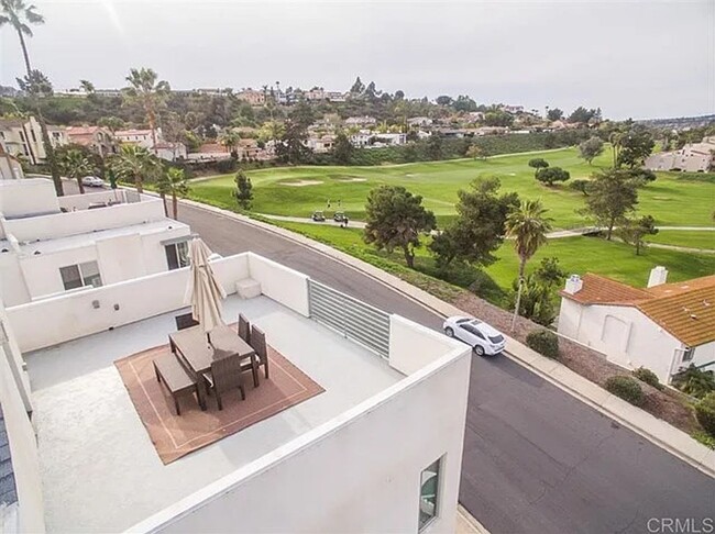 Building Photo - Beautiful 4br, 3.5b Townhouse, Sky Roof Deck