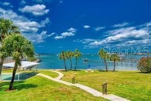 Foto del edificio - 100 Bluff View Dr