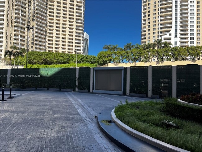 Building Photo - 540 Brickell Key Dr