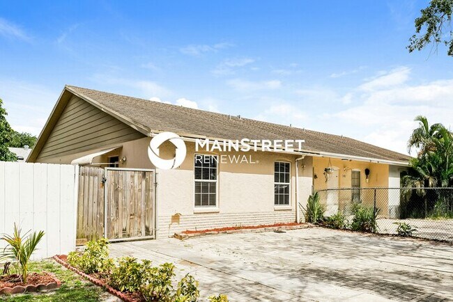 Foto del edificio - 3 Bedroom Pet-Friendly Home in Greenacres, FL with Main Street Renewal