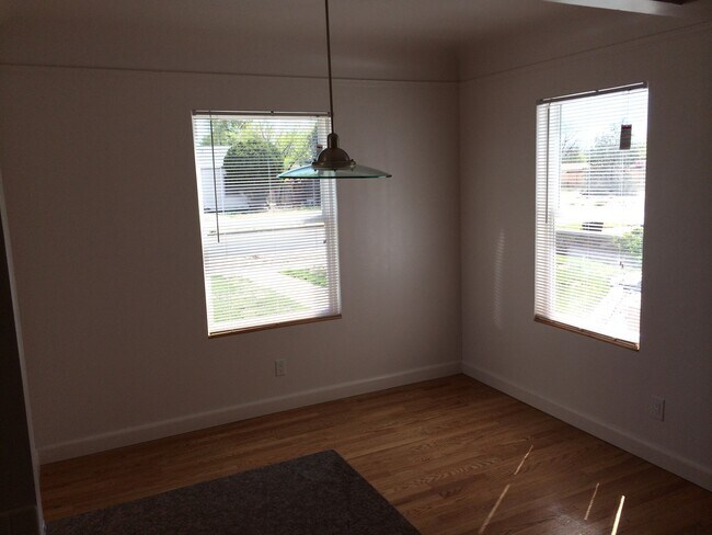 Foto del edificio - Available NOW!