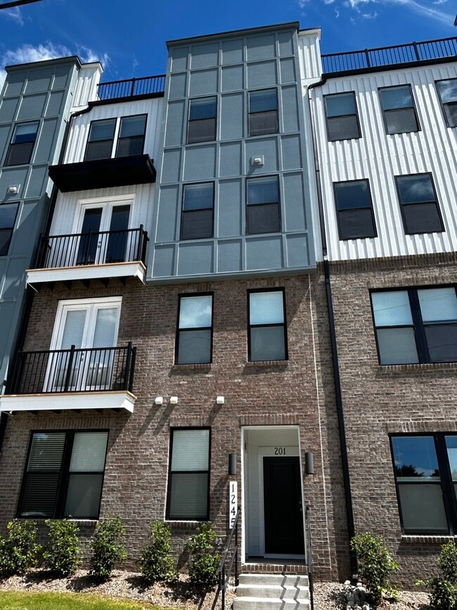 Building Photo - 1245 S Blount St
