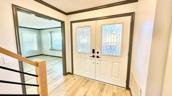 Foto del edificio - Beautifully Remodeled Top to Bottom Two-St...