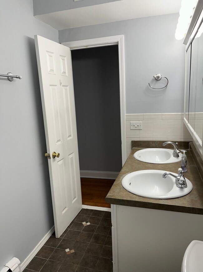 Baño - 6816 N Ridge Blvd