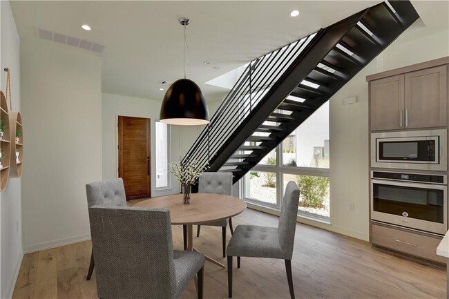 Building Photo - 3303 Cantwell Ln