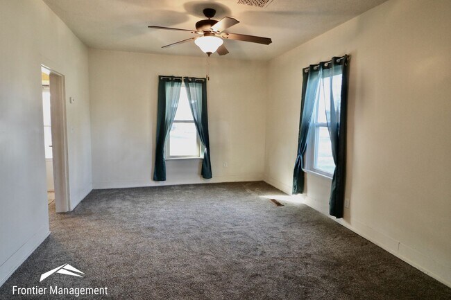 Building Photo - Adorable Three Bedroom Home