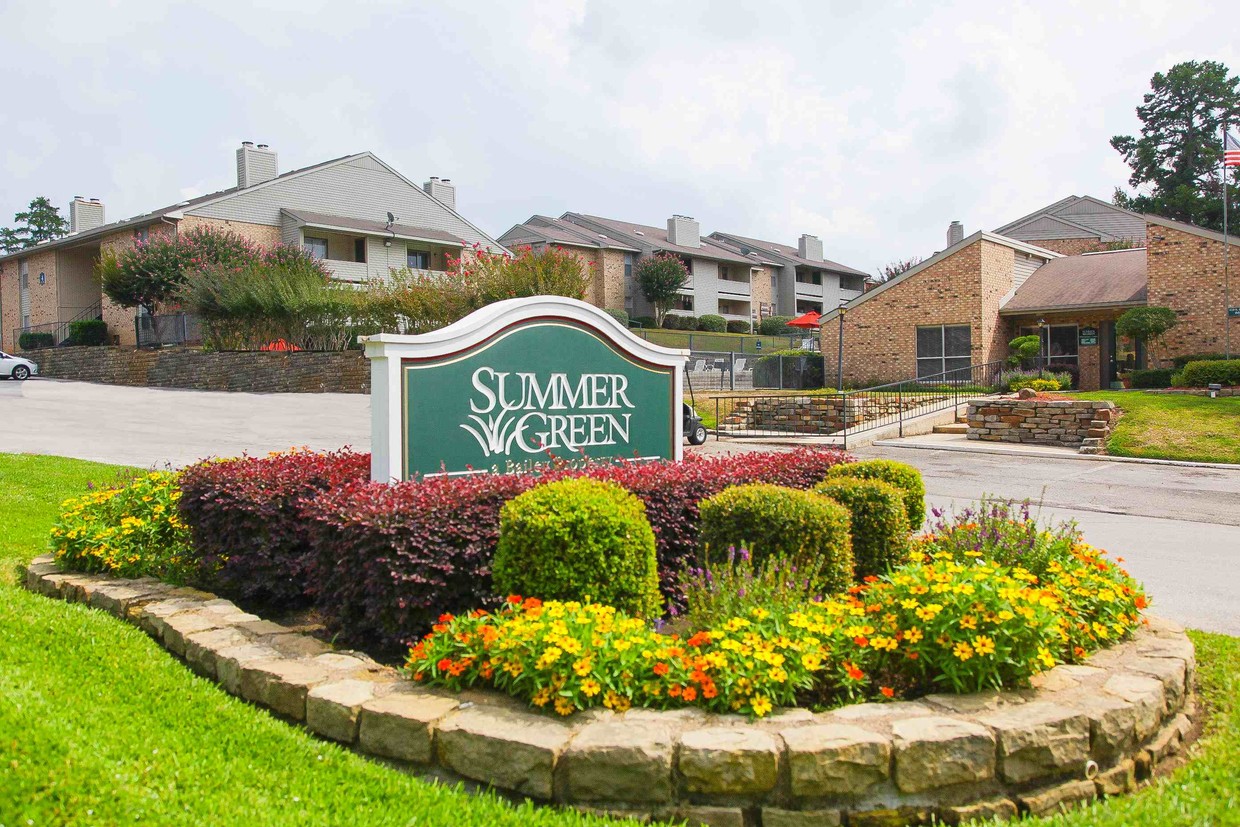 Sign - Summer Green Apartments