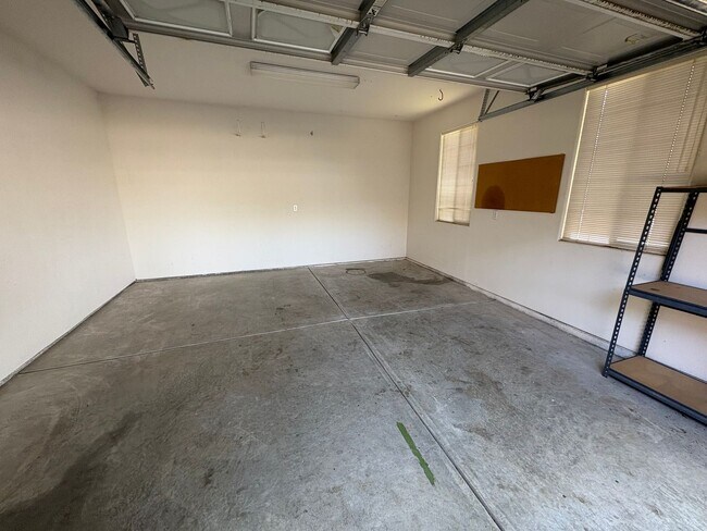 Foto del edificio - South West Lemoore home Ready to move in w...
